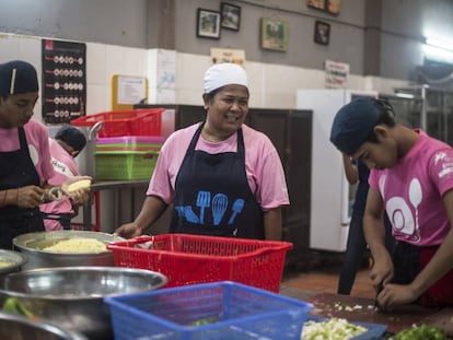 Clases de cocina en la organización Friends International en Pnom Penh (Camboya).