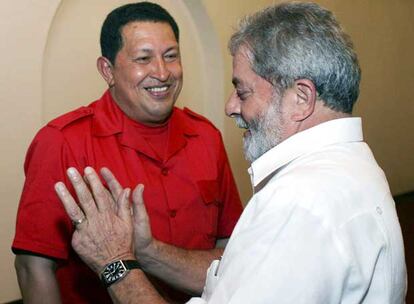 Hugo Chávez (izquierda) conversa con Luiz Inácio Lula da Silva ayer en Manaos.