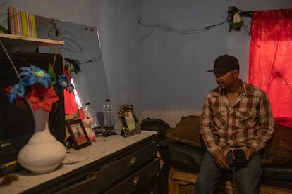 Sergio Martínez mira un retrato de su hermano de Jorge Luis 'El Loco', un minero atrapado desde el miércoles por el derrumbe de un pozo.