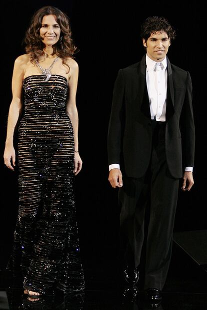 Roberta Armani, sobrina del diseñador, y Cayetano Rivera Ordóñez al final del desfile en 2007.