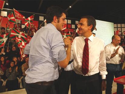 Eduardo Madina saluda a José Luis Rodríguez Zapatero en el mitin de Barakaldo.