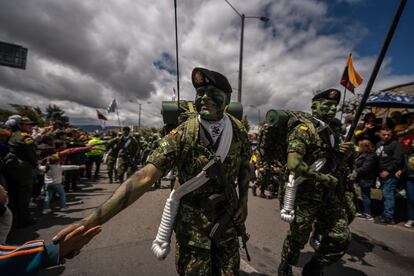 Los militares interactúan con los asistentes al termino del desfile.   