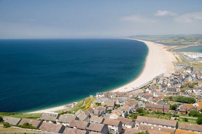 Chesil Beach, la playa de 29 kilómetros, vista desde el monumento a los caídos.