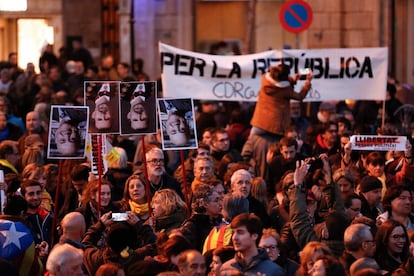 Manifestants es reuneixen a la plaça de Catalunya de Barcelona per protestar per la decisió del Tribunal Suprem.
