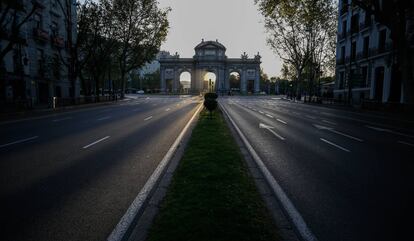 La Puerta de Alcalá sin tráfico este Sábado Santo.