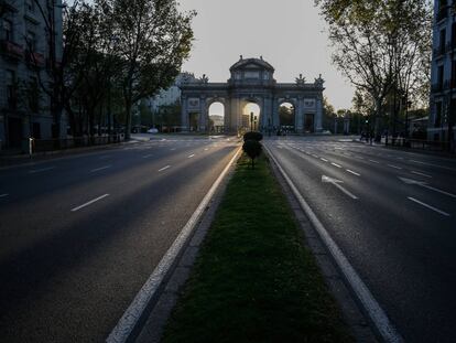 La Puerta de Alcalá sin tráfico este Sábado Santo.