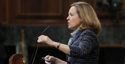 La vicepresidenta de Asuntos Económicos, Nadia Calviño, durante su intervención en una sesión de Control al Ejecutivo en el Congreso.