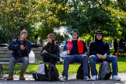 Un grupo de jóvenes fuma en el parque Trinity Bellwoods Park de Toronto, el día en el que el gobierno canadiense ha legalizado la marihuana.