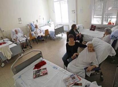 Isabel Rubio, con su hija, Isabel García, en la habitación que comparte con otras tres mujeres en el ala norte del hospital Clínico de Madrid.