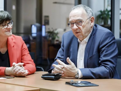 Saskia Esken y Norbert Walter-Borjans, durante la entrevista en una sala del Bundestag el pasado jueves.