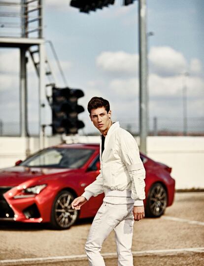 Chaqueta ‘bomber’ de Givenchy y pantalón blanco de Tommy Hilfiger.  El coche es un Lexus RC-F. Estilismo de Nono Vázquez.