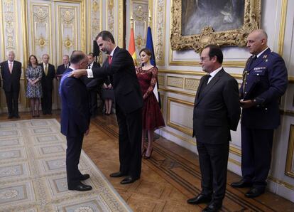 Felipe VI condecora al fiscal jefe de Marsella, Brice Robin, por su labor tras la catástrofe del vuelo GWI9525.