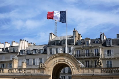 La bandera de Francia ondea en el Palacio del Elíseo, en París, el 20 de abril.