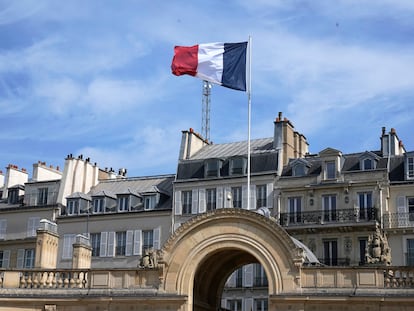 La bandera de Francia ondea en el Palacio del Elíseo, en París, el 20 de abril.