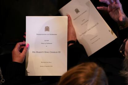 Varios asistentes al acto en el palacio de Westminster, este lunes. El rey afirmó este lunes en su primer discurso como rey ante los miembros del Parlamento británico que reinará de forma "desinteresada" como lo hizo su madre, Isabel II,
y con respeto "a los principios constitucionales".