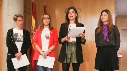 Diputadas de los grupos parlamentarios de Más Madrid, Unidas Podemos, PSOE y Cs leen una declaración conjunta por motivo del día internacional de la mujer.