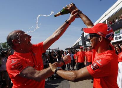 Hamilton celebra la victoria con Ron Dennis.