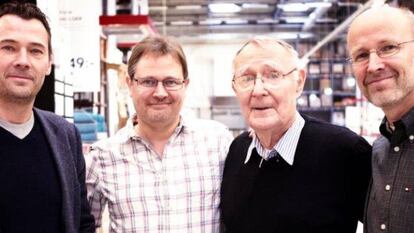 De izquierda a derecha: Jonas, Mathias, Ingvar (el padre y fundador de Ikea, fallecido el pasado 27 de enero) y Peter Kamprad.