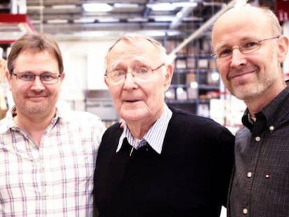 De izquierda a derecha: Jonas, Mathias, Ingvar (el padre y fundador de Ikea, fallecido el pasado 27 de enero) y Peter Kamprad. 