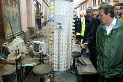 El canciller alemán, Gerhard Schroder, visita la ciudad germano oriental de Grimma, cerca de Luipzig, tras las catastróficas inundaciones de agosto de 2002.