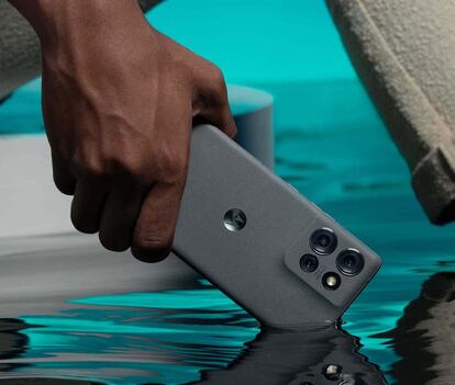 Nuevo Motorola Edge 50 cerca del agua