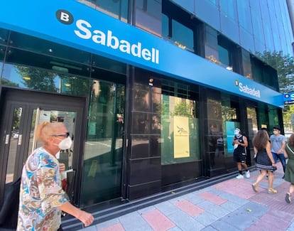 Una oficina del Banco Sabadell en Madrid (España)