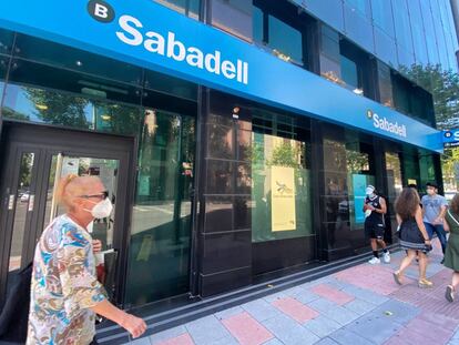 Una oficina del Banco Sabadell en Madrid (España)