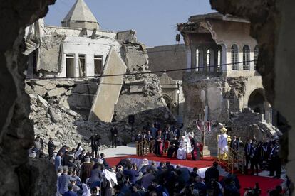 El papa Francisco, rodeado de los escombros de las iglesias destruidas, dirige una oración por las víctimas de la guerra en la plaza Hosh al Bieaa (de las cuatro iglesias), este domingo en Mosul.