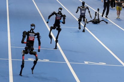 Los robots humanoides de Unitree Robotics y Tiangong compiten en la final de los 100 metros en la primera edición de los Juegos Mundiales de Robots Humanoides.