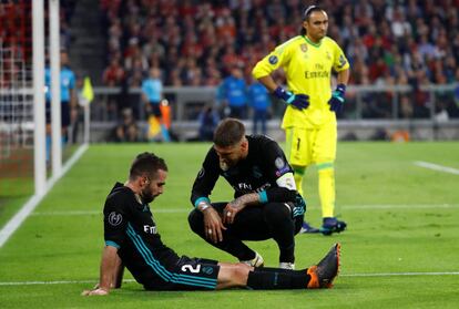 Sergio Ramos charla con Carvajal, lesionado en el césped del Allianz Arena. 