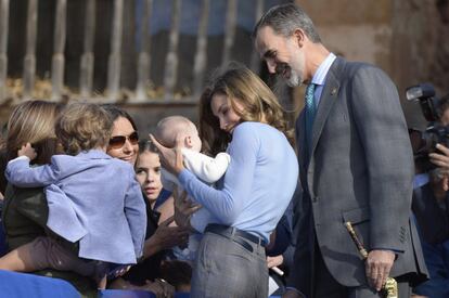 Muy cercanos, los monarcas han saludado a gran parte de los vecinos, incluso hemos podido ver a la reina muy emocionada y maternal al ver a una de las lugareñas con un bebé, con el que se ha desecho en mimos y cariños.