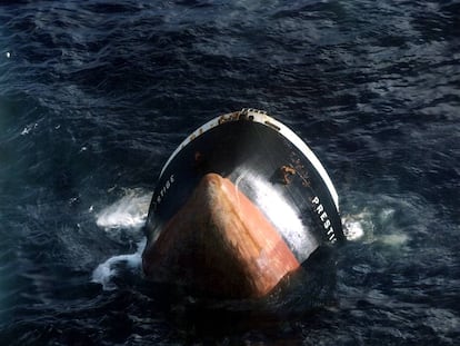 El petrolero 'Prestige' se hunde a 250 kilómetros de la costa gallega en noviembre de 2002.