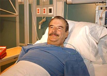 Vicente Fox convalecía ayer tras ser operado de una hernia discal en un hospital militar en México.