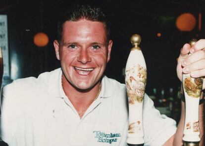 Paul Gascoigne, sonrosado y sonriente, al lado de un grifo de cerveza (1991).