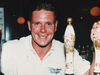 Paul Gascoigne, sonrosado y sonriente, al lado de un grifo de cerveza (1991).