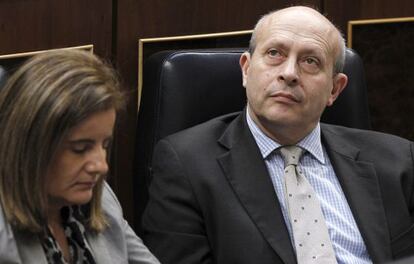 La ministra de de Empleo y Seguridad Social, Fátima Báñez, junto al ministro de Educación, Cultura y Deporte, José Ignacio Wert.