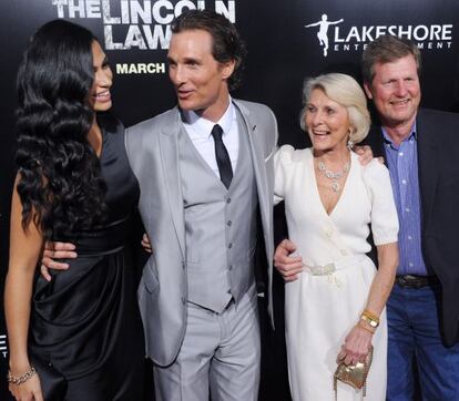 Matthew McConaughey (segundo a la izquierda), con su mujer, su madre y su hermano.