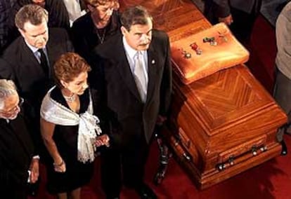 El presidente mexicano, Vicente Fox, y su esposa ante el féretro de Félix en el Palacio de Bellas Artes.