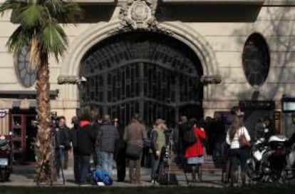 Los medios de comunicación toman imágenes del edificio donde se ubica la sede de la agencia de detectives Método 3 en Barcelona.