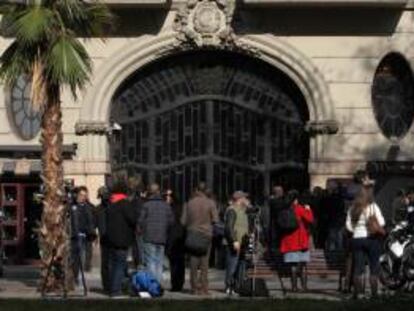 Los medios de comunicación toman imágenes del edificio donde se ubica la sede de la agencia de detectives Método 3 en Barcelona.