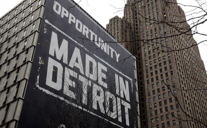 Cartel "Opportunity Made In Detroit" que se puede ver colgado en uno de los edificios del centro financiero de Detroit (EE UU).