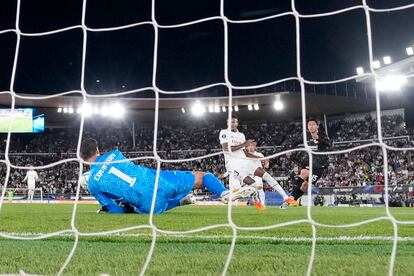 Thibaut Courtois para un tiro de Daichi Kamada. 