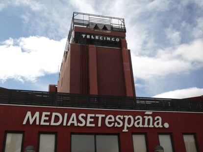 El grupo de Berlusconi ofrece 5,613 euros por acción de Mediaset España, parte en efectivo y parte en acciones