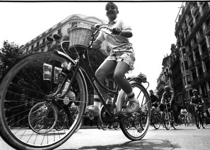 Primer pla d'una nena a la Festa de la Bicicleta de Barcelona de l'any 1990.