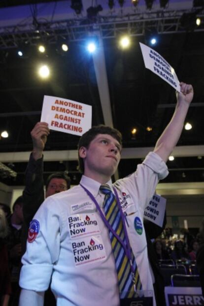 Miembros de organizaciones medioambientales protestan contra el 'fracking' durante el discurso del gobernador Brown en la convención demócrata.