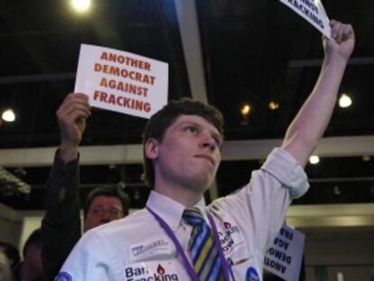 Miembros de organizaciones medioambientales protestan contra el 'fracking' durante el discurso del gobernador Brown en la convención demócrata.