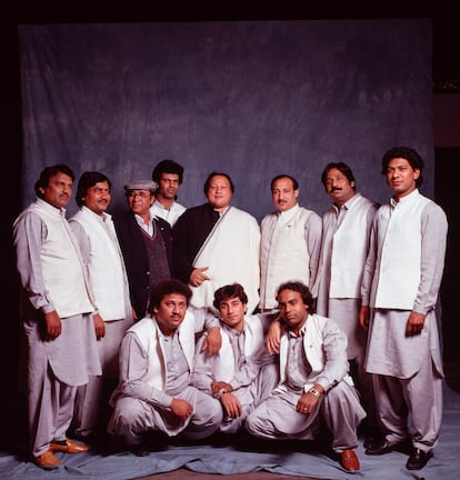 Nusrat Fateh Ali Khan y su grupo, en una imagen promocional.