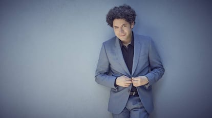 El director venezolano Gustavo Dudamel posando.