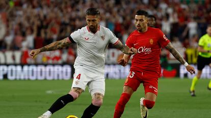 Sergio Ramos (i) disputa un balón con Nemanja Radonjic durante el partido entre el Sevilla y el Mallorca, disputado la jornada anterior.