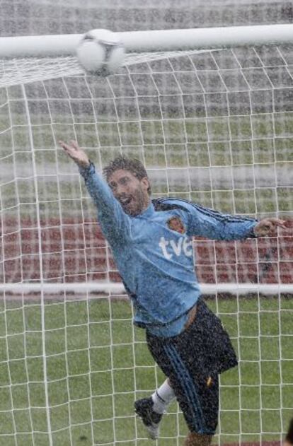 Ramos realiza una parada bajo la lluvia durante un entrenamiento.